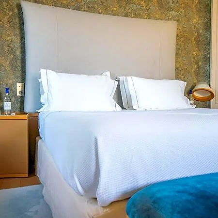 Bed & Breakfast Chateau De Ferrand 4*