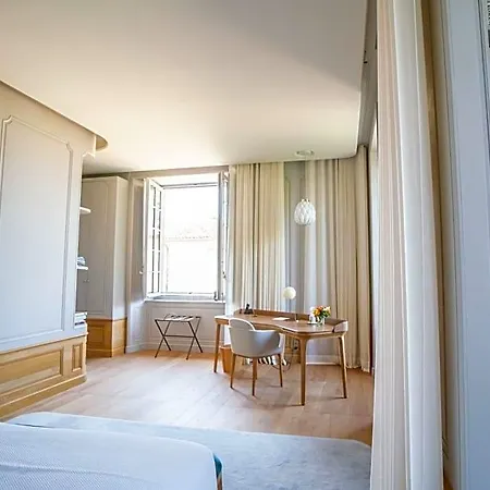 Chateau De Ferrand Bed & Breakfast 4*